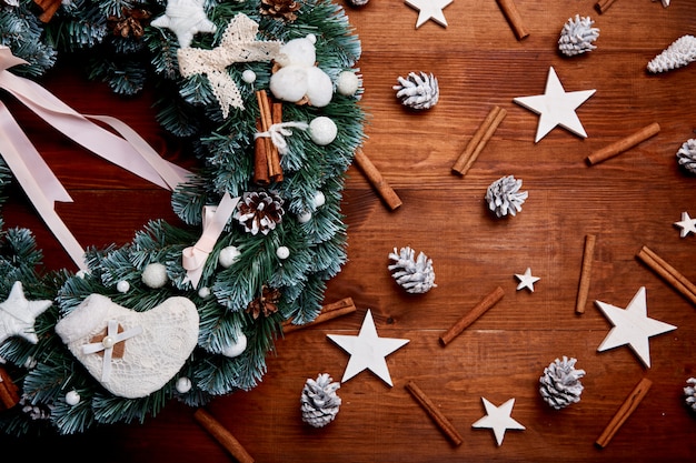 Guirlanda de Natal em fundo de madeira