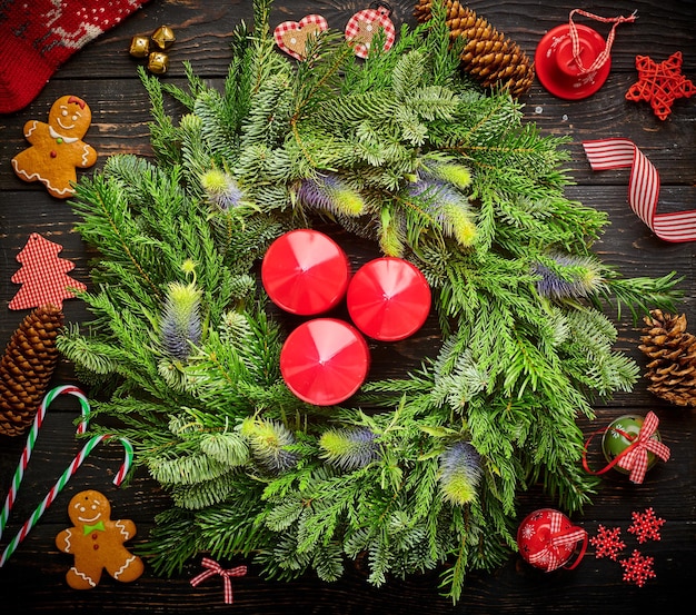 guirlanda de natal em fundo escuro de madeira