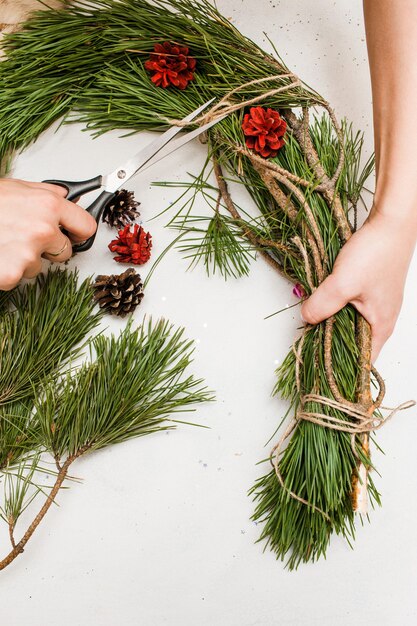 Guirlanda de natal feita por mulher