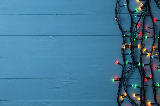 Guirlanda de Natal luzes sobre fundo azul, copie o espaço