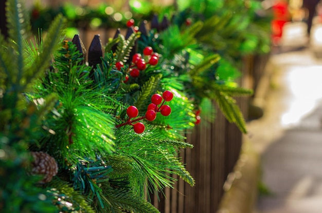 Guirlanda de Natal na rua fechada decoração festiva ao ar livre