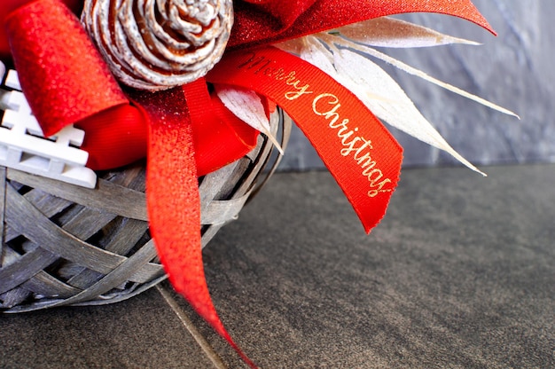 Foto guirlanda de natal natural com cones e bolas vermelhas em fundo cinza com espaço para cópia, close-up