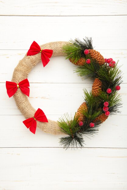 Guirlanda de Natal verde decorada com laço vermelho