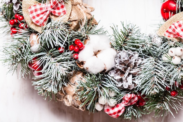 Guirlanda de Natal vermelha e branca com laços e flores de algodão