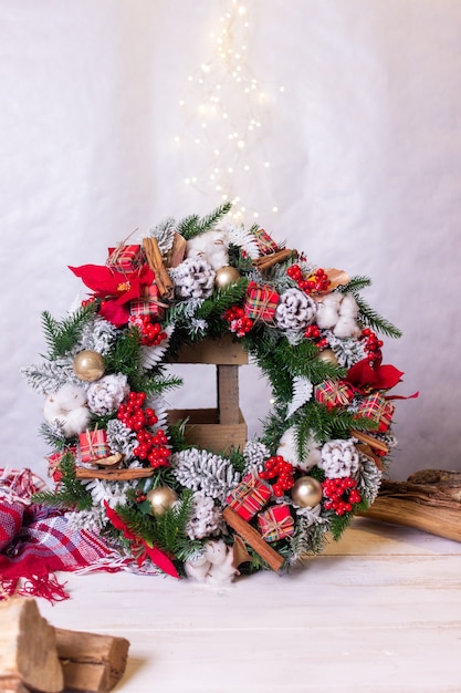 Foto guirlanda de natal vermelha em um fundo claro