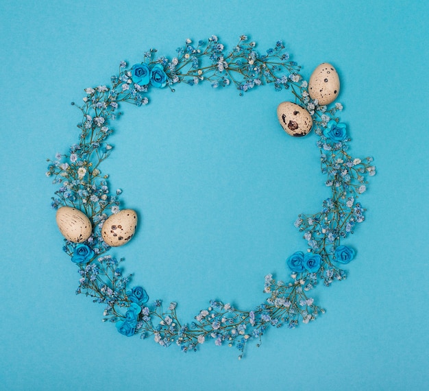 Guirlanda de Páscoa de flores azuis e ovos de codorna