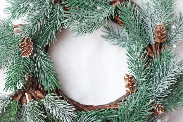 Guirlanda decorativa de natal em uma luz de fundo