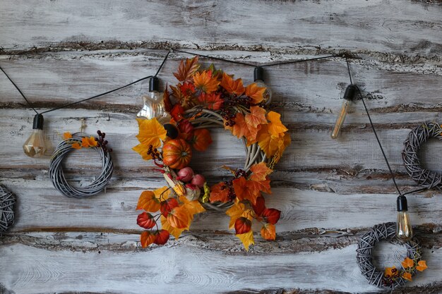 Guirlanda decorativa, tema de Outono com folhas e abóboras, em homenagem ao Halloween.