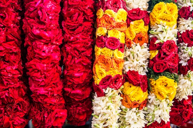 Guirlanda indiana de flores brilhantes e coloridas no mercado