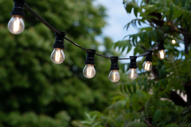 Guirlanda leve na rua à luz do dia Decoração da rua com lâmpadas Edison vintage garland decorações festivas da cidade comemorando