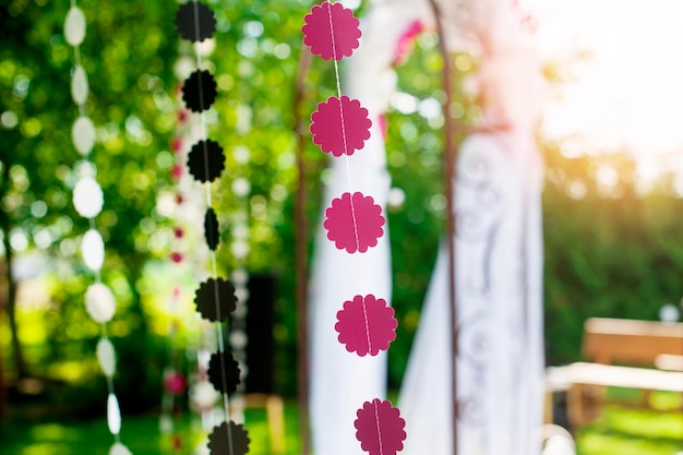 Guirlandas de papel para decoração de casamento