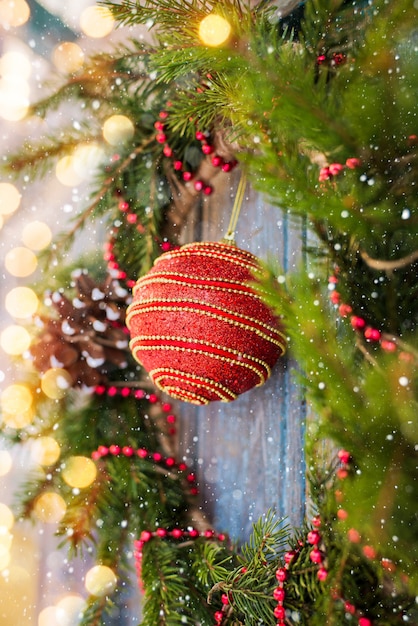 Guirnalda de año nuevo de abeto y decoraciones navideñas.