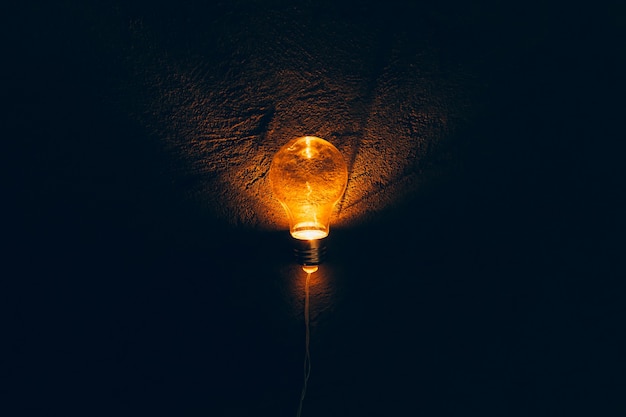 Guirnalda de bombillas de luz de cerca en la oscuridad