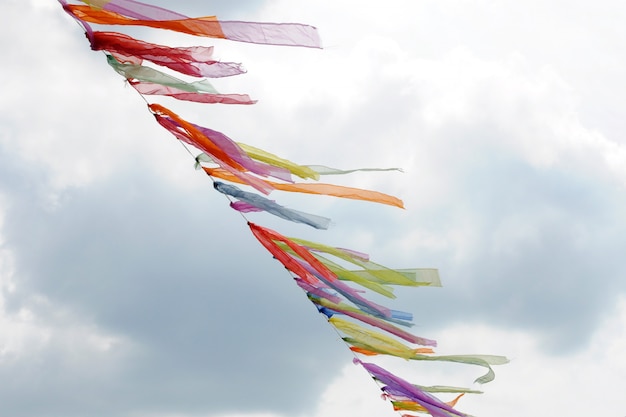 Foto guirnalda de cintas de colores volando en el viento.