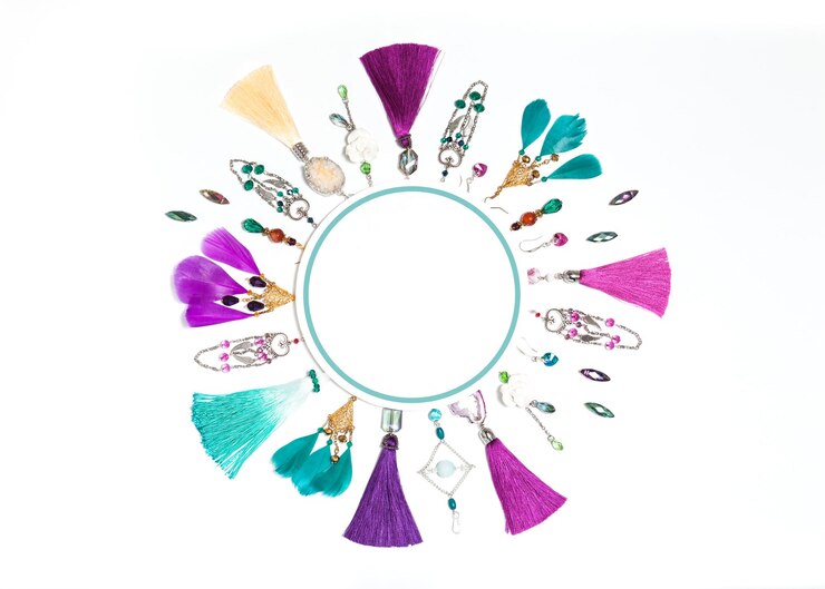 Foto guirnalda circular de bisutería hecha a mano con pendientes, collar, gemas, borlas, plumas, vista plana superior