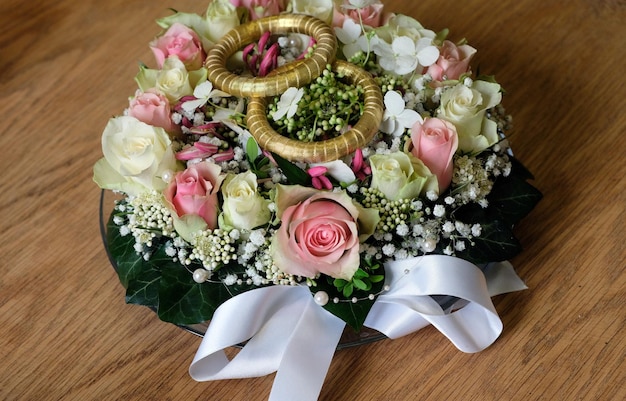 Foto guirnalda floral bodas de oro en una mesa