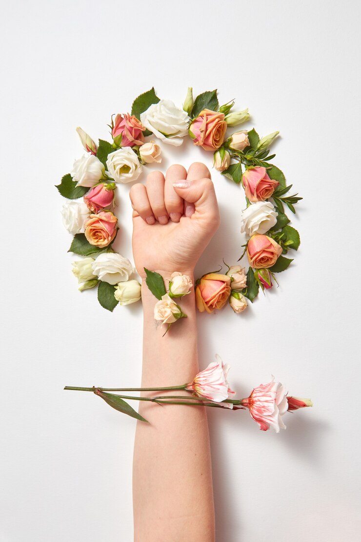 Guirnalda de flores naturales frescas con mano de mujer
