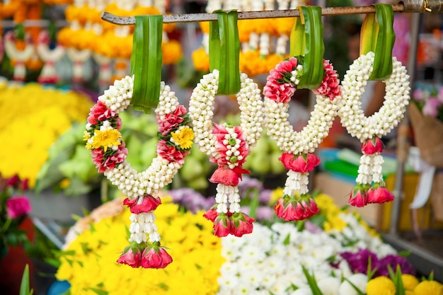 Guirnalda de jazmín fresco en el mercado de flores de la calle en Tailandia