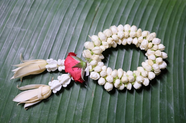 Foto guirnalda de jazmín tradicional tailandesa en hoja de plátano