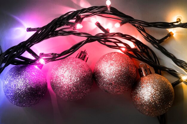 Guirnalda de luces intermitentes decorativas coloridas y bolas de navidad