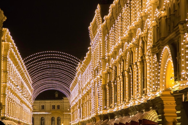 Guirnalda de luces mágicas iluminación en vacaciones de navidad en la ciudad
