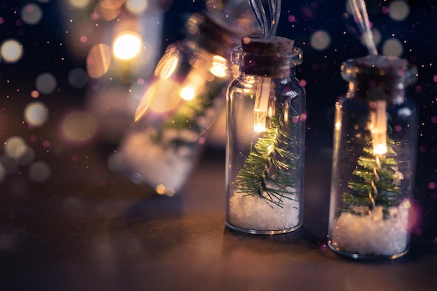 Guirnalda de luces navideñas creativas con árbol de Navidad bokeh en un frasco de vidrio con nieve