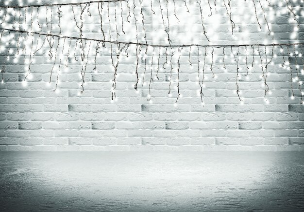 Guirnalda de luz en una pared de ladrillo oscuro Reflejo de luces sobre el asfalto Smog de humo de luz de neón