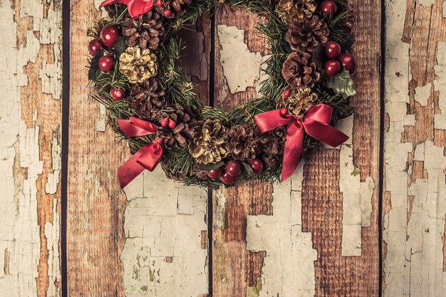 guirnalda de la Navidad en el fondo de madera