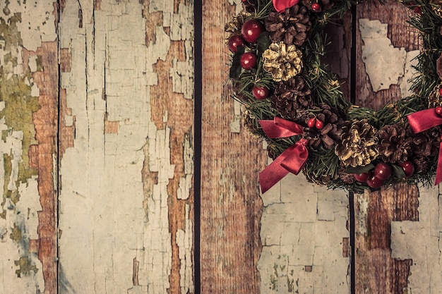 guirnalda de la Navidad en el fondo de madera