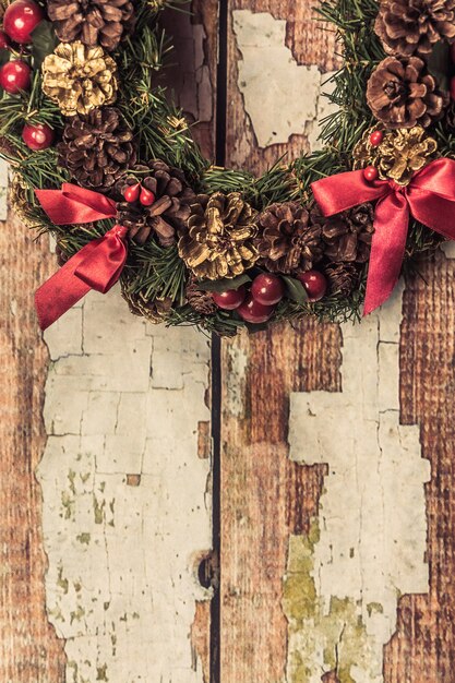 guirnalda de la Navidad en el fondo de madera