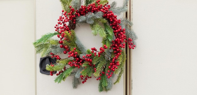 Guirnalda de navidad con frutos rojos