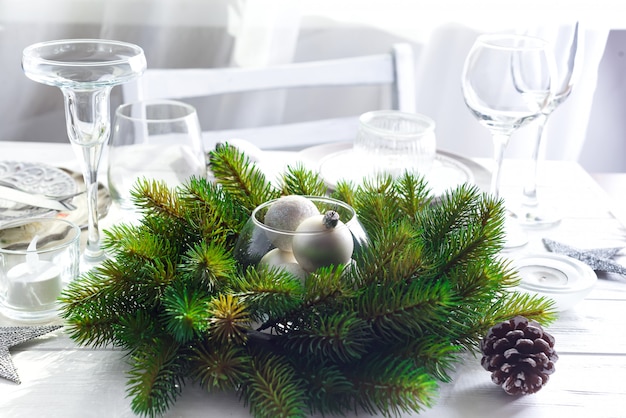 Guirnalda de Navidad con juguetes en la mesa con mesa de Navidad de plata