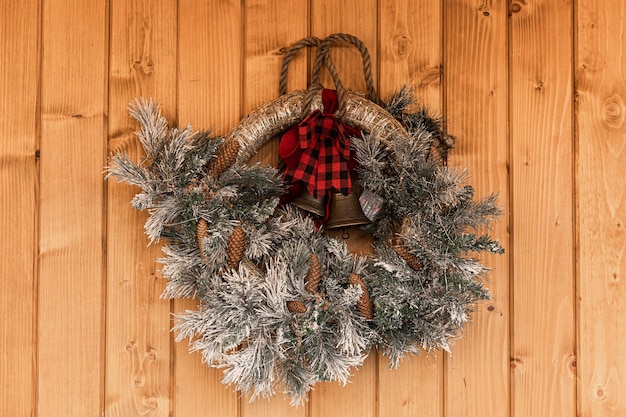 Guirnalda de Navidad sobre fondo de madera