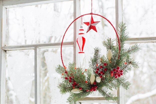 Guirnalda de Navidad en la ventana antigua de fondo