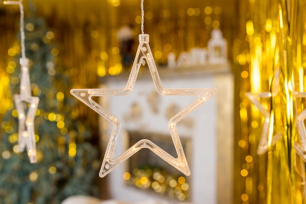 Foto guirnalda de oro de navidad en un fondo festivo borroso feliz año nuevo tarjeta de la temporada de navidad vidrio