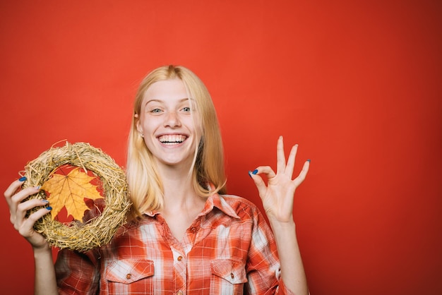 Guirnalda otoñal decorativa del humor otoñal con la mujer sonriente de la hoja de arce en camisa a cuadros con la guirnalda