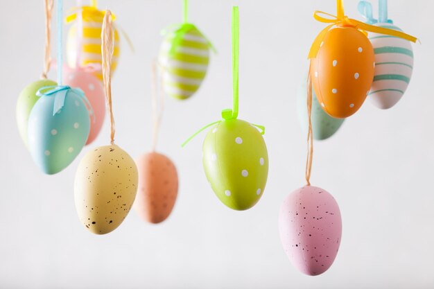 Guirnalda de Pascua con huevos de colores en cintas