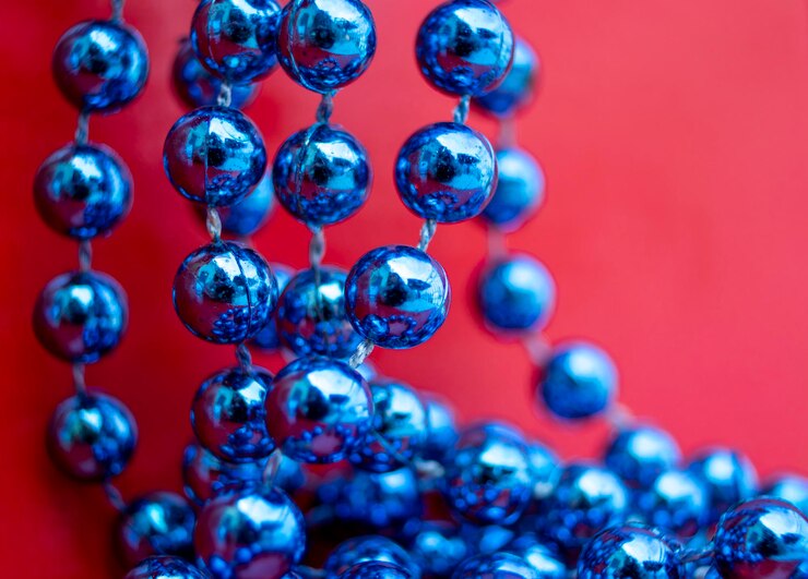 Foto guirnalda de perlas de navidad azul sobre fondo rojo abstracto