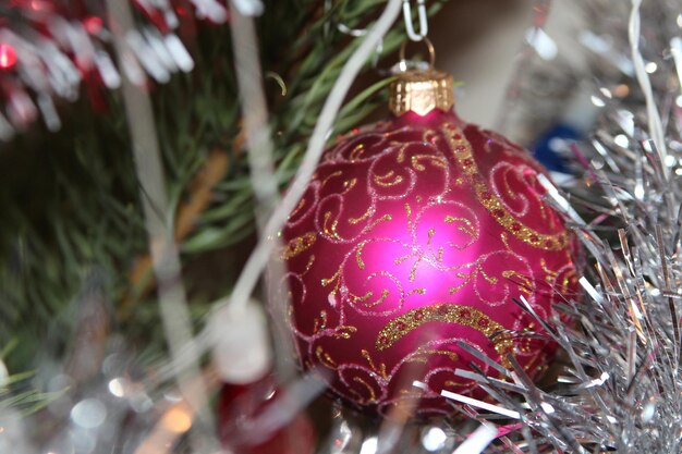 Guirnaldas y bolas en el árbol de navidad