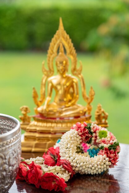 Guirnaldas de flores para la ceremonia del baño de BudaFestivales de Año Nuevo y Songkran para asiáticos