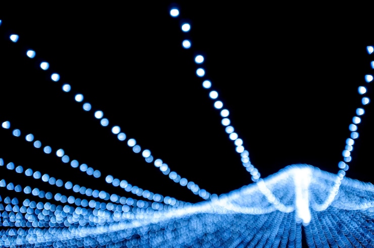 Foto guirnaldas de lámparas contra el fondo de un cielo nocturno oscuro