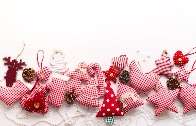 guirnaldas de Navidad juguetes de Navidad textil rojo sobre un fondo blanco con espacio de copia