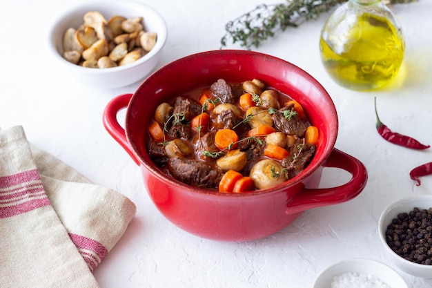 Guisado de bourguignon de carne com batatas, cenouras e cogumelos, cozinha francesa