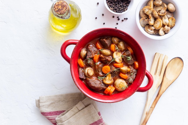 Guisado de bourguignon de carne com batatas, cenouras e cogumelos, cozinha francesa