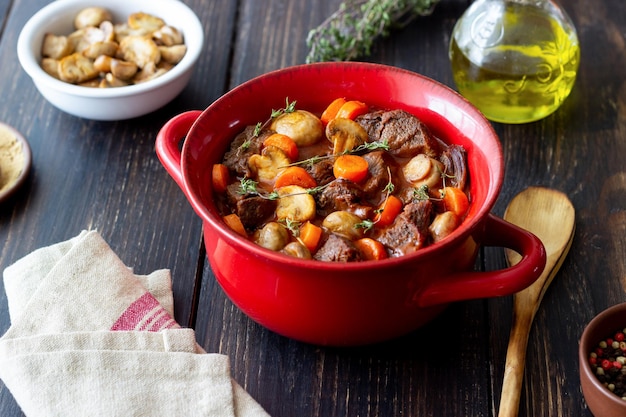 Guisado de bourguignon de carne com batatas, cenouras e cogumelos, cozinha francesa