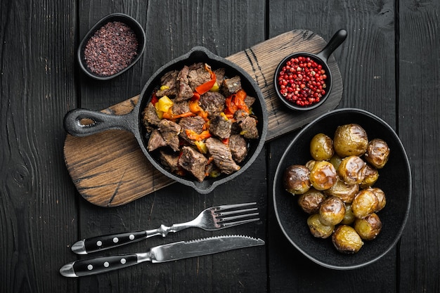 Guisado de carne bovina e legumes servidos, em frigideira de ferro fundido, vista de cima plano plano