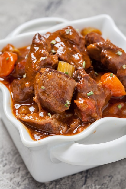 Guisado de carne com alecrim e vegetais