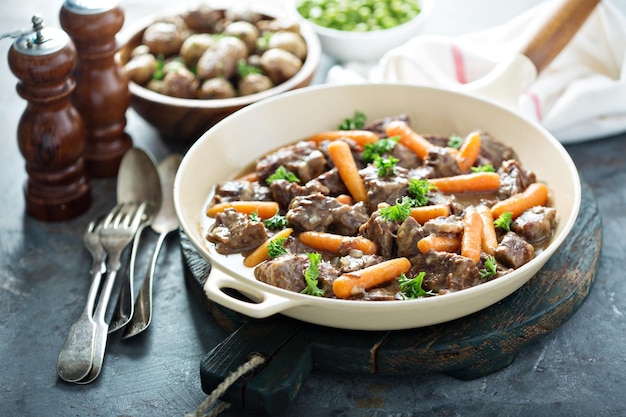 Guisado de carne com cenouras e salsa