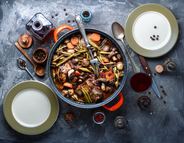 Guisado de carne de bovino bourguignon