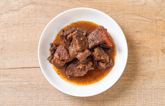 guisado de carne de porco com ervas